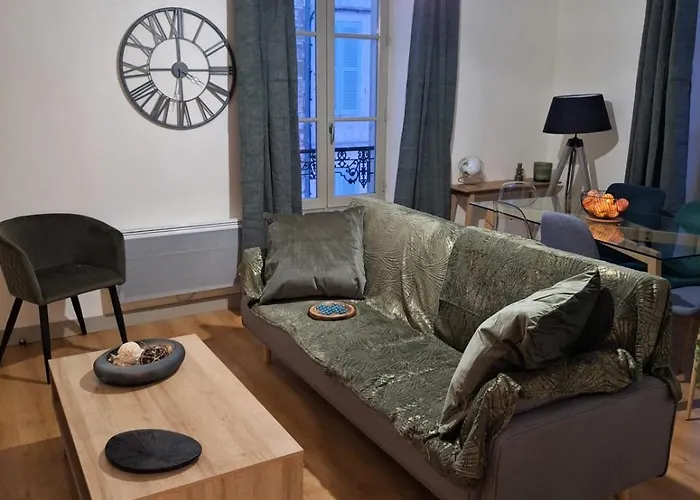 Victor Hugo - Hyper Centre 2 * Saintes